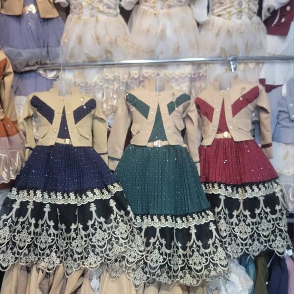 فستان بناتي قطعتين بزخرف ذهبي